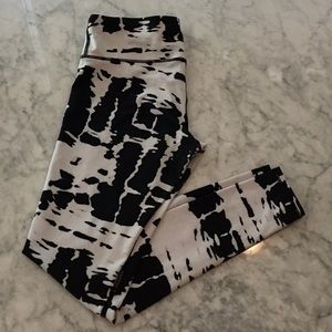 ALO YOGA AIRBRUSH LEGGINGS WHITE TIE DYE